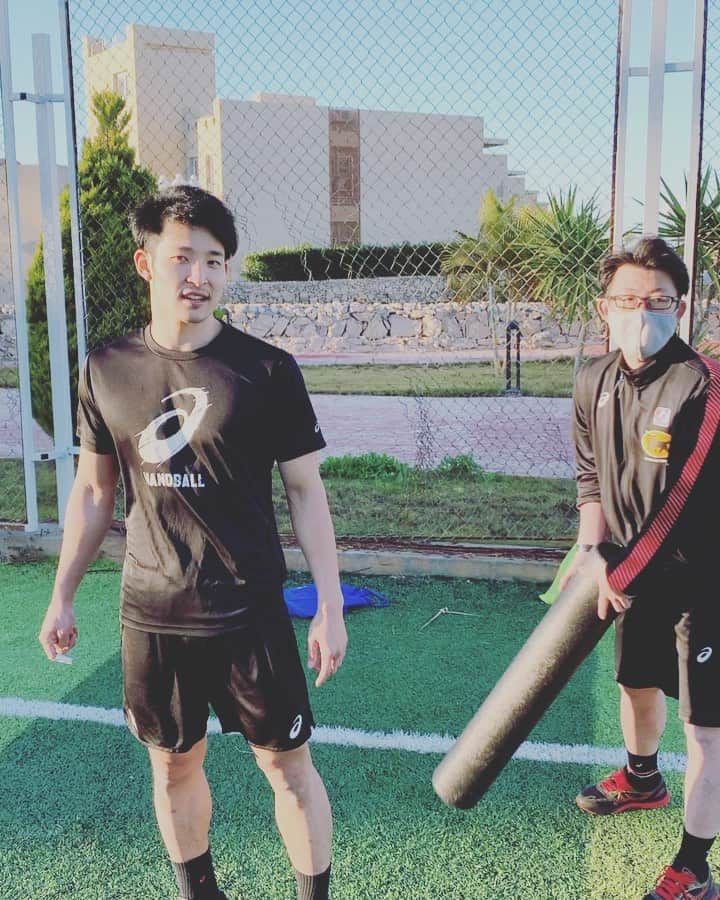 吉野樹のインスタグラム：「. 先程調整してきました！！👍 DeNAベイスターズ タイラーオースティン選手(@taustin2121 ) をイメージして ここ1番の気合い入れてもらうために 明日のアンゴラ戦に向けて 闘魂注入していただきました。  これで明日爆発できそうです。 オースティン選手明日のアンゴラ戦応援 宜しくお願いします！！  明日日本時間23:30〜  vs Angora 🇦🇴  ※これは体罰ではありません。笑笑  #彗星JAPAN #handball #飯田トレーナー @j.real.i  #チームトレーナー  #goodtrainer  #タイラーオースティン #横浜denaベイスターズ  #これで明日絶対勝つ #闘魂注入 #Egypt2021 #世界選手権 #worldchampionship」