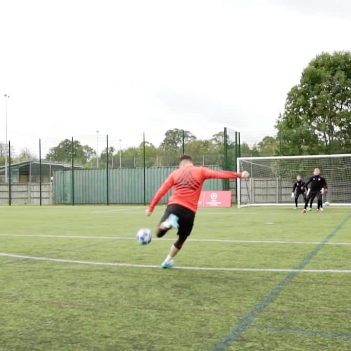 F2Freestylersのインスタグラム：「Half volleys don’t come much sweeter than this! 😱💥」