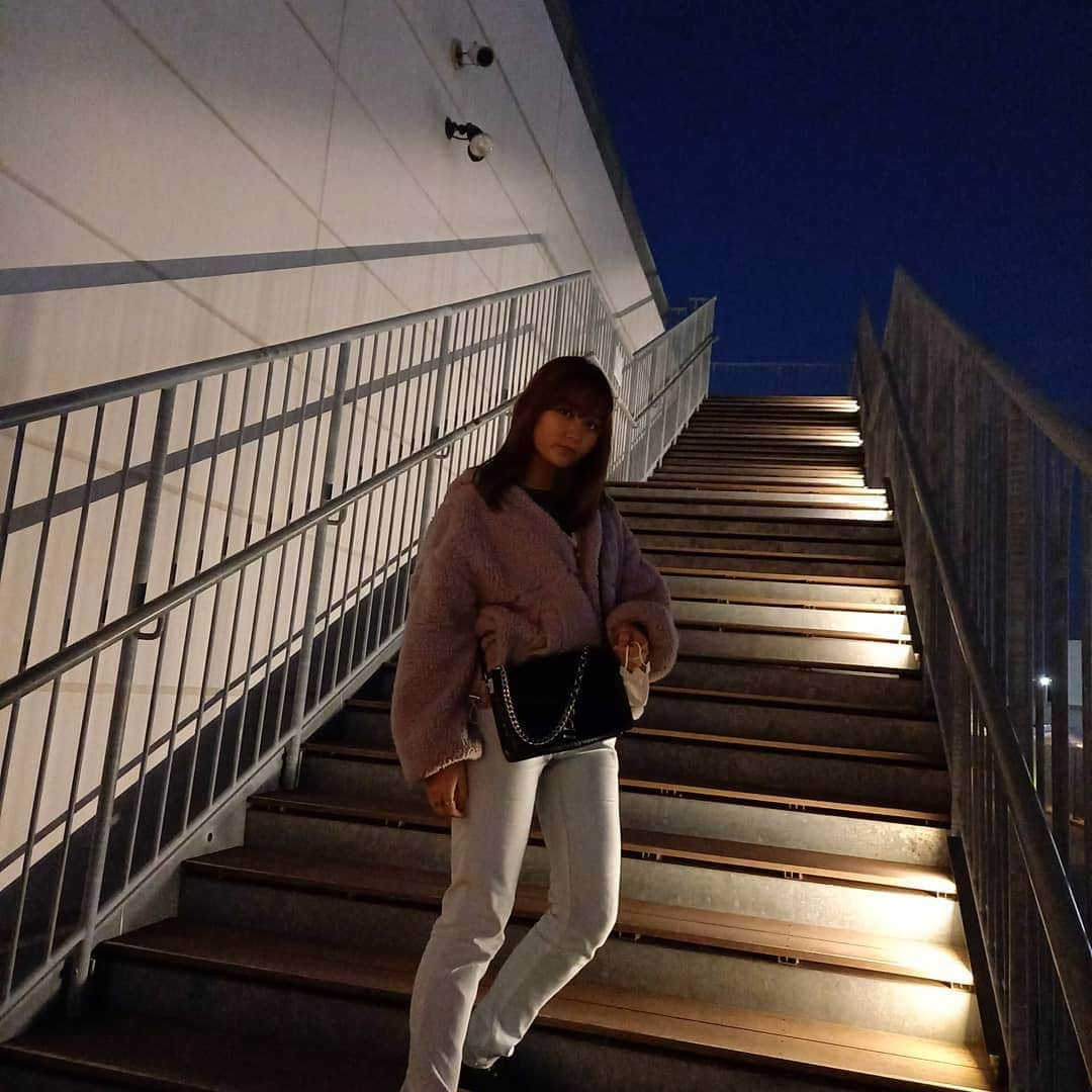 森木レナさんのインスタグラム写真 - (森木レナInstagram)「写真の撮り方でこんなに違う！ It changes this much depending on how to take a picture.  #picture #スマホ撮影 #写真 #stairs #pics #階段 #steps #ライトアップ #歌手 #Singer #singersongwriter  #シンガーソングライター  #Japan #ギター #guiter  #rock #歌  #가수 #싱어송라이터 #創作歌手 #vocal #youtube #森木レナ #東宝芸能」1月19日 1時04分 - rena_moriki