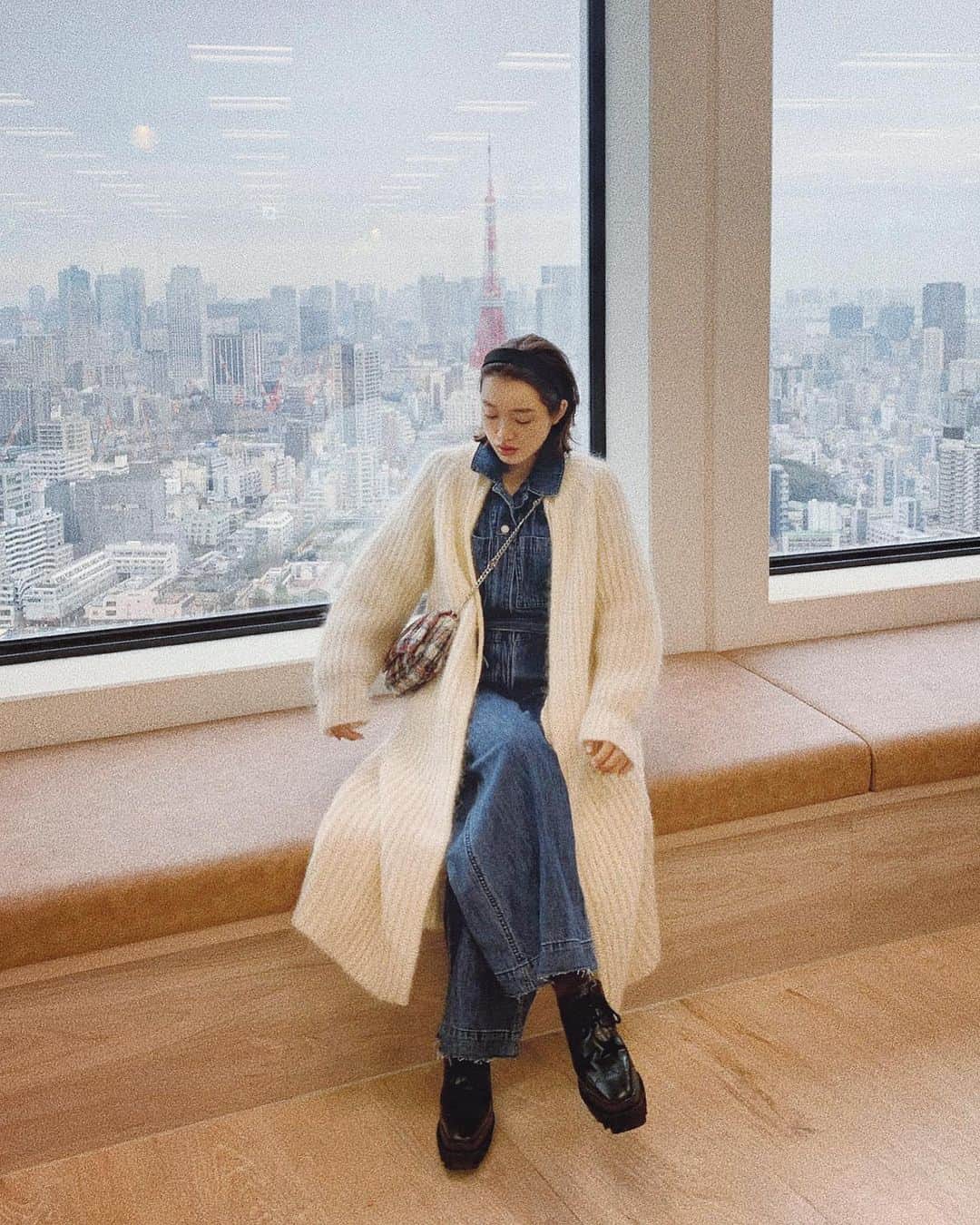 猪鼻ちひろのインスタグラム：「🗼👖 お仕事終わりに東京タワーと。 連日の打ち合わせで 頭の中がパンクしそうになっていたけれど、 純粋に楽しみな気持ちも思い出してハッとしたよ。  寝る前には、癒しの香りのミストを振り撒いて 温泉とか絶景とか甥っ子の写真や動画を見て "夢に出てくるように…"と念じて 癒されるようにしています😹 #オススメの癒し方があれば教えてください #ちひろのお洋服 #オーバーオール 大好き」