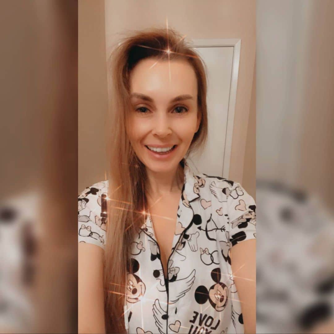 のインスタグラム：「#livestream It's Martin Luther King Jr Day here in the US ! What’s your favourite public holiday ? 🇺🇸💖⛱ . .  How do you normally celebrate your favourite public holiday ? . .  Which public holiday is next for you where you are ? . .  You can join me for a family friendly chat on my #youtubelive #stream . .   Join me here . .  👉youtube.com/tanyatatetube👈 . .  👆Subscribe and Get Notified when I go Live . .」