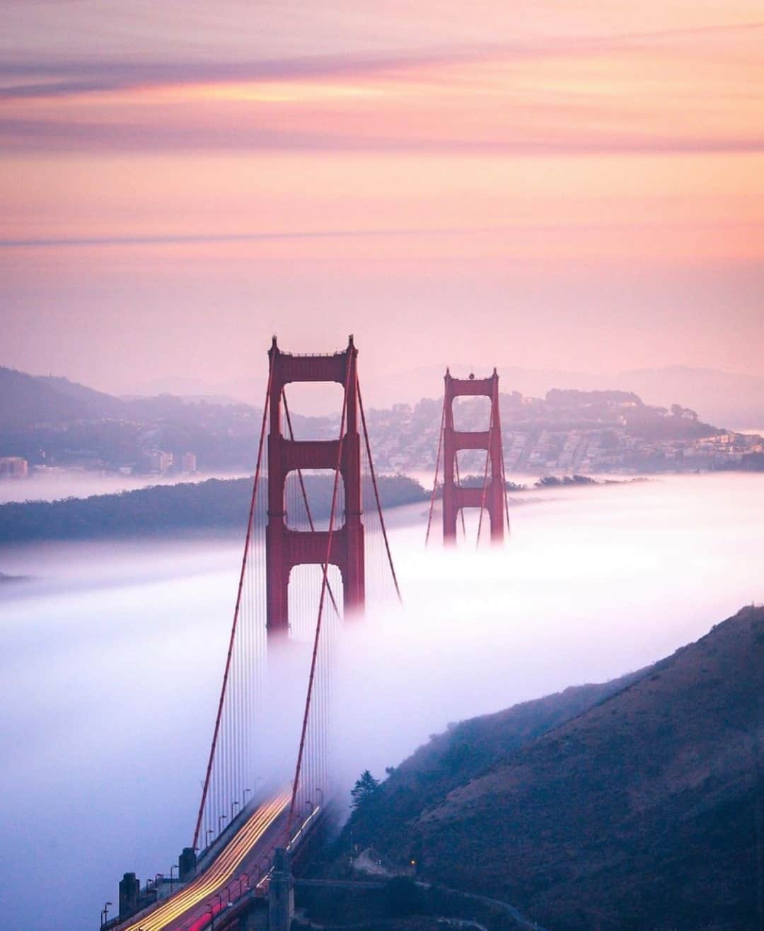 Earth Picsさんのインスタグラム写真 - (Earth PicsInstagram)「Cloudy days over the Golden Gate Bridge 🌁 by @codymayer22」1月19日 1時00分 - earthpix