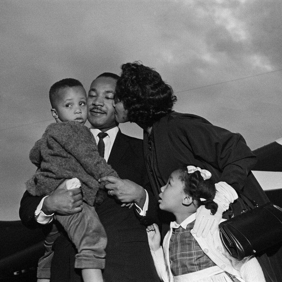 Vogueさんのインスタグラム写真 - (VogueInstagram)「Today, we reflect on the work and legacy of Dr. Martin Luther King Jr., who once said, “The time is always right to do what is right.”  For more inspiration, tap the link in our bio for 3 documentaries about Dr. King that we recommend watching.」1月19日 1時05分 - voguemagazine