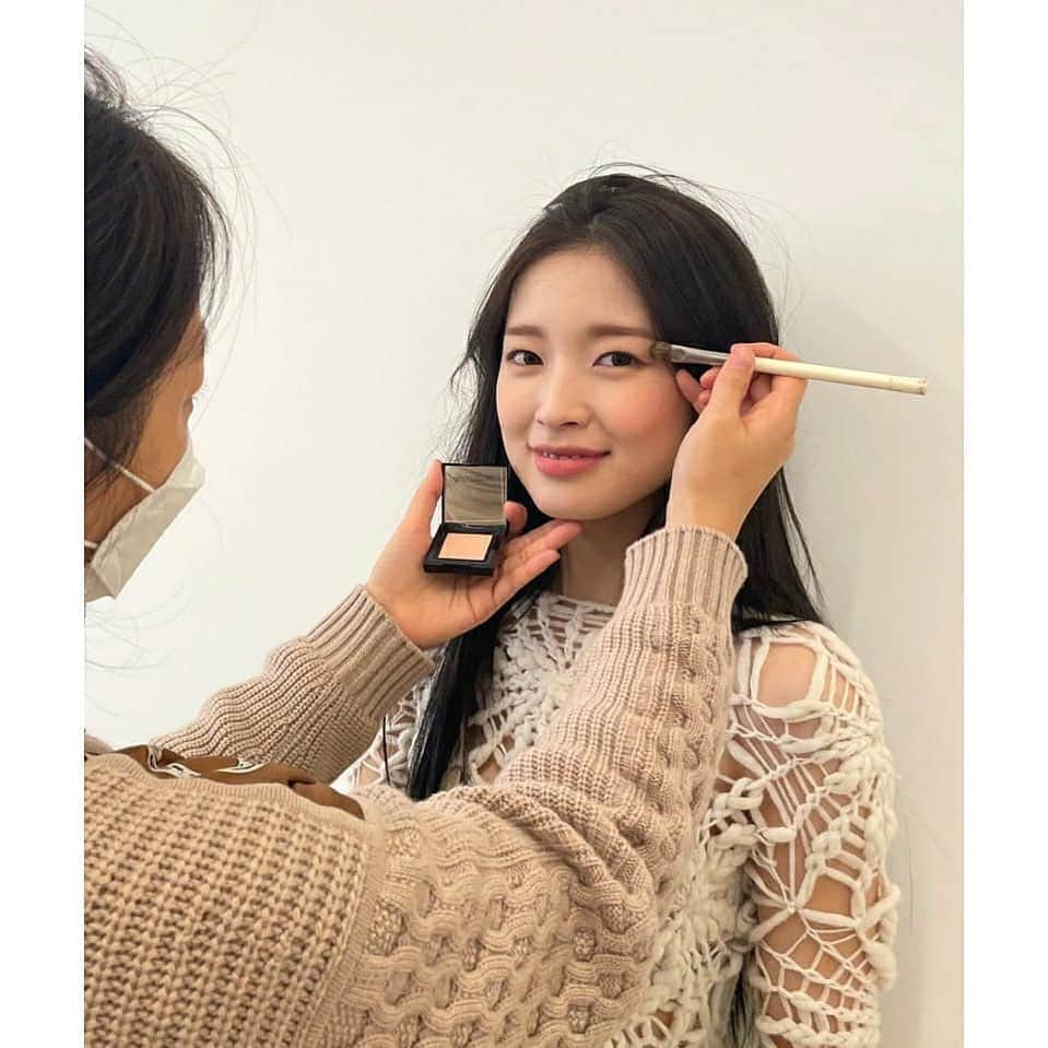 アリンさんのインスタグラム写真 - (アリンInstagram)「210118 makeup stylist instagram update ——— #arin#arinohmygirl#ohmygirlarin#ohmygirl#kpop#binnie#hyojung#yooa#seunghee#mimi#jiho#choiyewon#최예원#아린#컴백#막내#미미#유아#비니#지호#승희#효정#오마이걸#アリン#아린오마이걸#가수」1月19日 1時06分 - arinarchive