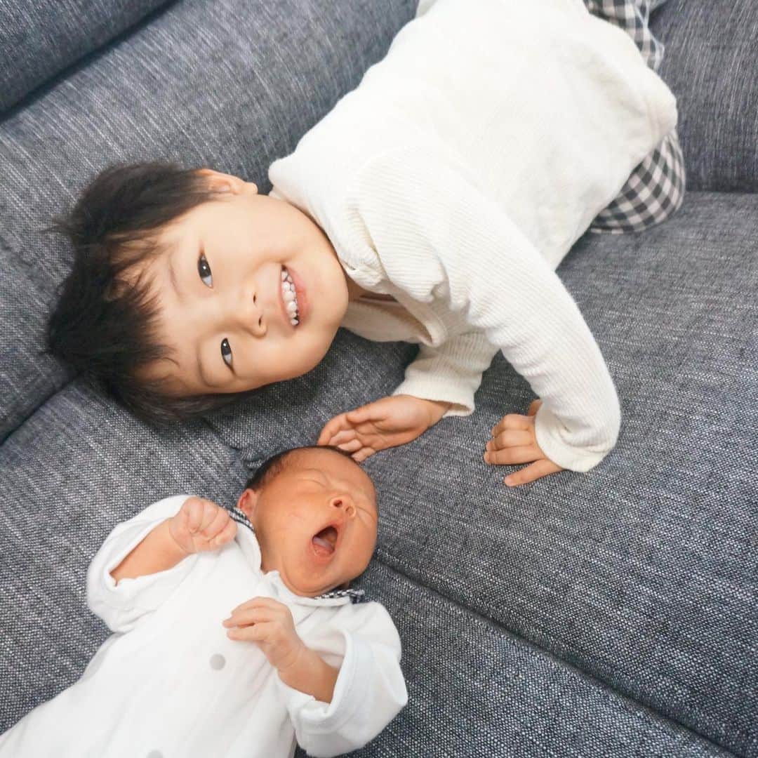遼かぐらのインスタグラム：「リンクコーデ ☺︎ ☺︎  どこがリンクしているでしょうか🤍🖤🏁 わかりにくい‥ 自己満です。  #2歳差兄弟  #2歳4ヶ月 #新生児 #リンクコーデ」