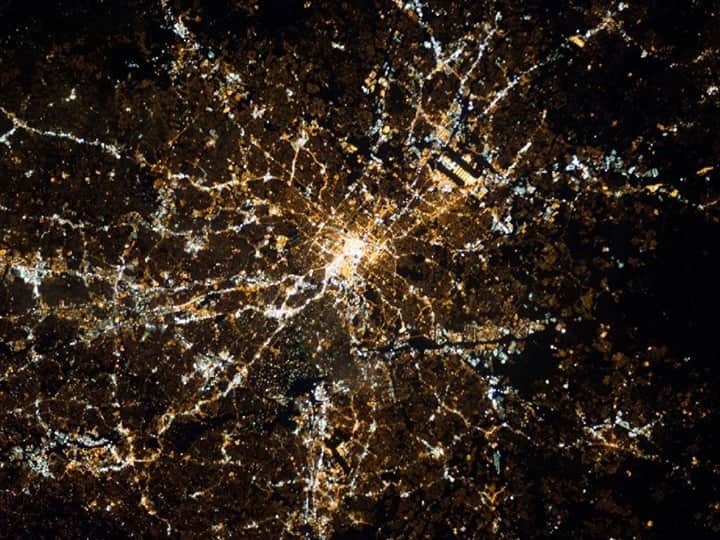 NASAさんのインスタグラム写真 - (NASAInstagram)「"Darkness cannot drive out darkness, only light can do that. Hate cannot drive out hate, only love can do that." — Dr. Martin Luther King Jr.⁣ ⁣ Today we honor his legacy with this stunning image from space of Atlanta, #MLK's birthplace, alight amidst the dark of night.⁣ ⁣ Credit: NASA⁣ ⁣ #MLKDay #NASA #Space #Atlanta #CityLights #Love」1月19日 1時10分 - nasa