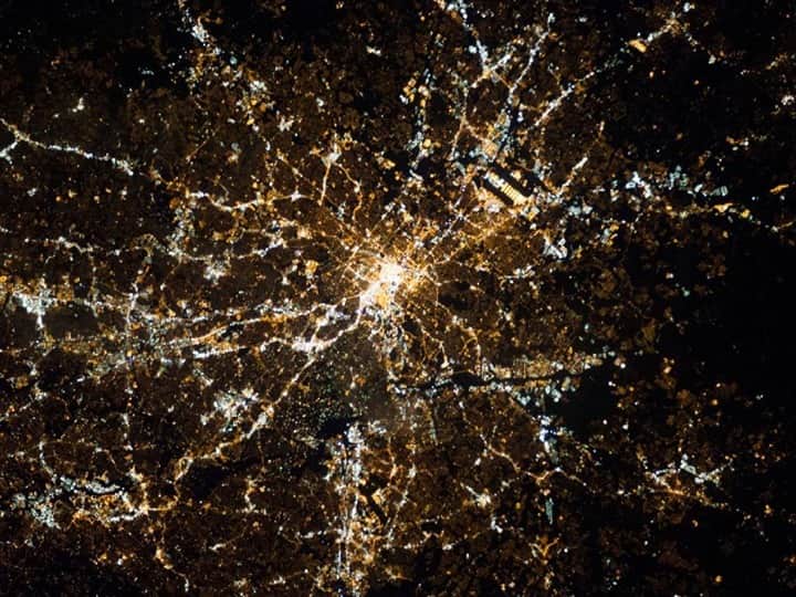 のインスタグラム：「"Darkness cannot drive out darkness, only light can do that. Hate cannot drive out hate, only love can do that." — Dr. Martin Luther King Jr.⁣ ⁣ Today we honor his legacy with this stunning image from space of Atlanta, #MLK's birthplace, alight amidst the dark of night.⁣ ⁣ Credit: NASA⁣ ⁣ #MLKDay #NASA #Space #Atlanta #CityLights #Love」