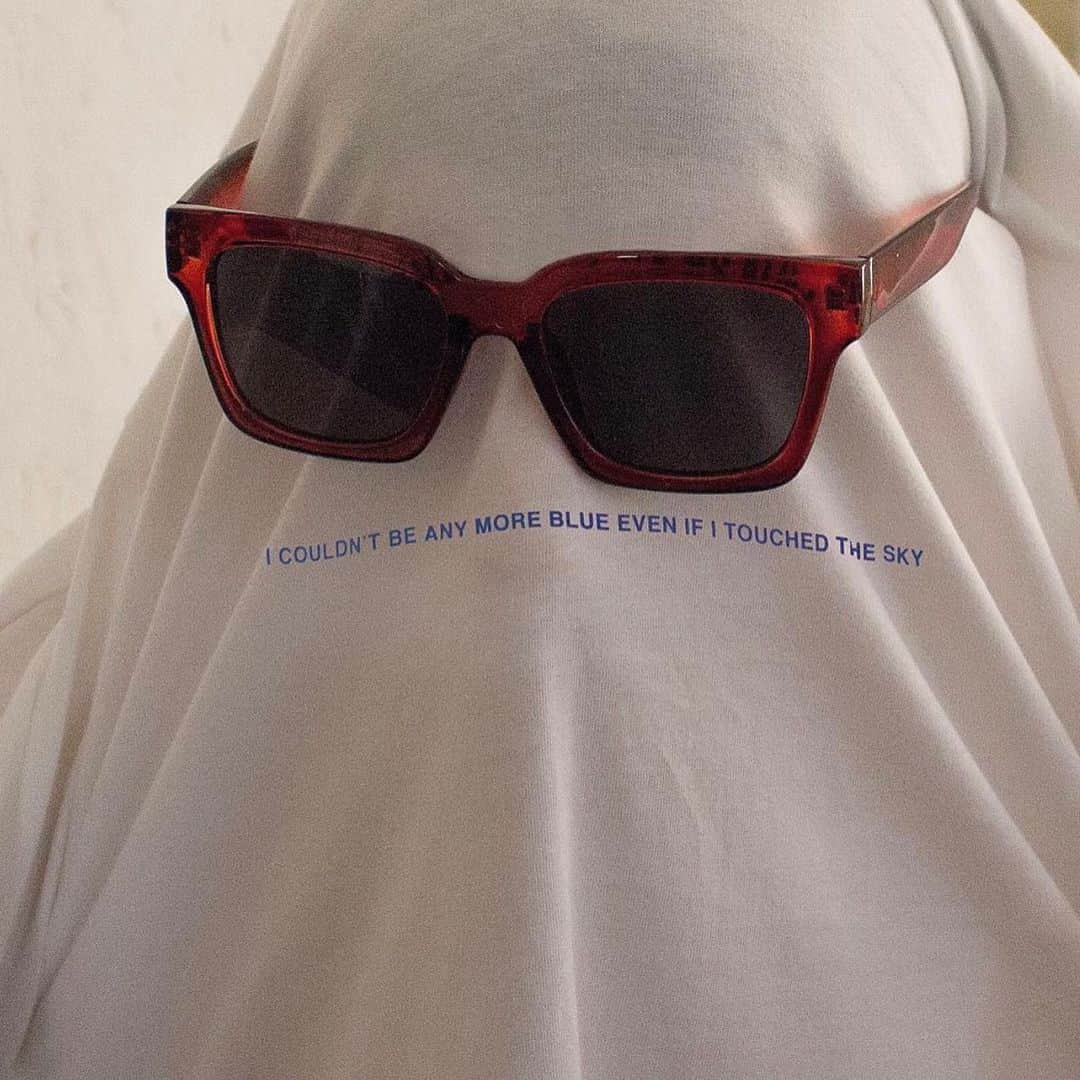 ルー・ティーズデールのインスタグラム：「Blue Monday. Apparently the most depressing day of the year. If you suffer from depression all year round and find this day nonsensical (or not, you tell me) or you don’t suffer normally but you do feel shit today. I hope you’re okay 💙」