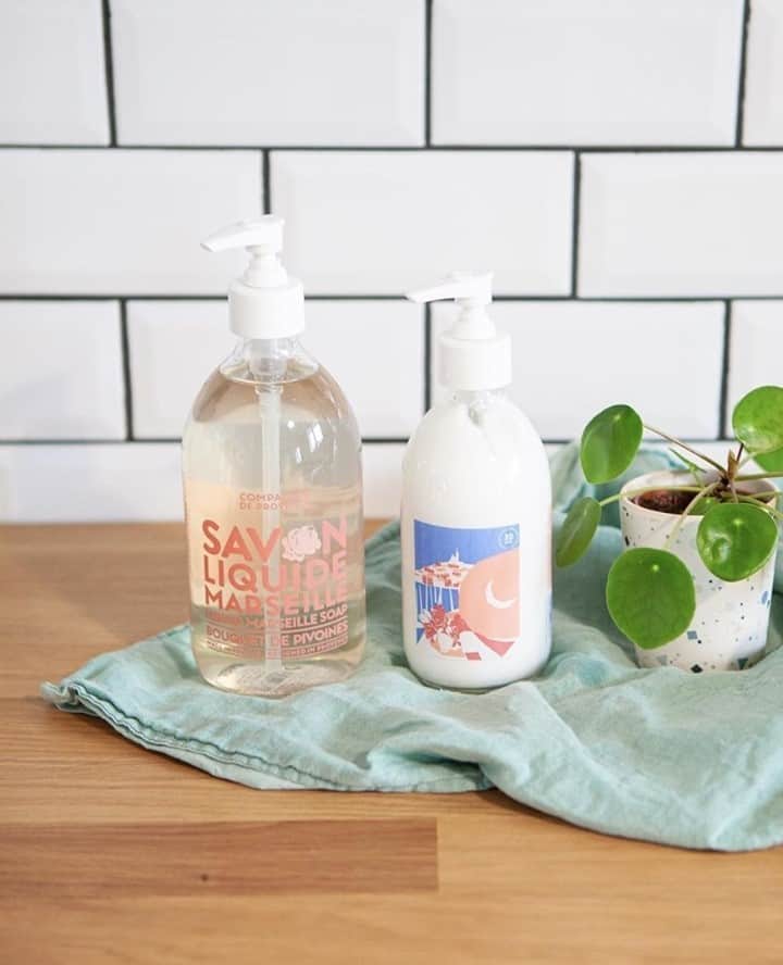 カンパニードプロバンスのインスタグラム：「PEONIES LOVERS 🌸 A défaut de pouvoir flâner au marché aux fleurs tous les matins, imaginez le dans votre salle de bain ✨ « Bouquet de pivoines » ce parfum féminin et lumineux associe les notes délicates de pivoine aux notes fruitées de cassis. Une édition limitée qui sent bon le soleil. ⁠ ⁠ 🇬🇧 PEONIES LOVERS 🌸 Delicate peony notes blend with the fruitiness of blackcurrant in this luminous, feminine fragrance that takes you on a stroll through a flower market in Provence.」