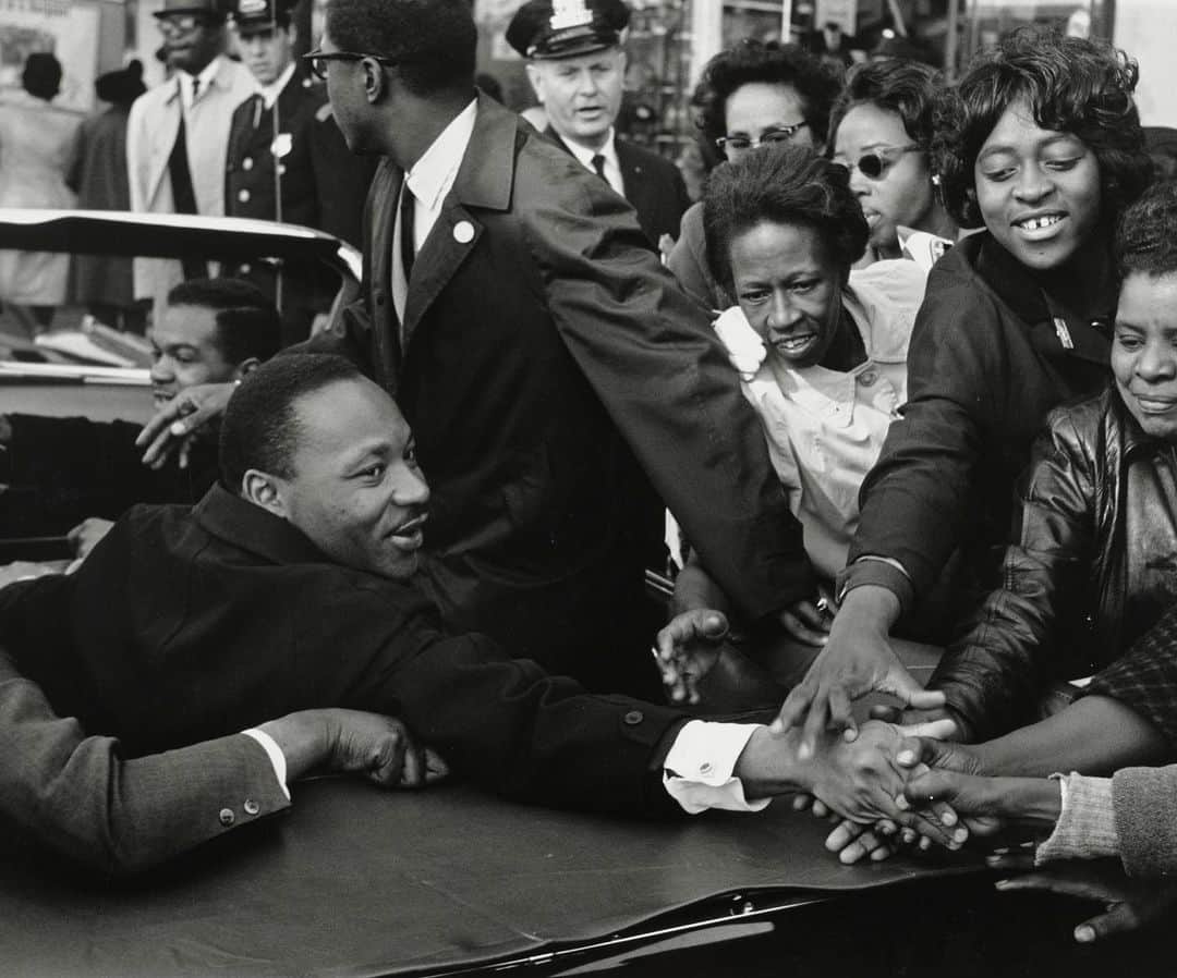 ニューヨーク近代美術館のインスタグラム：「“I believe that unarmed truth and unconditional love will have the final word in reality.” —Dr. Martin Luther King, Jr.  📸 Leonard Freed, "Baltimore, Maryland: Dr. Martin Luther King, Jr. being greeted upon his return to the United States after receiving the Nobel Peace Prize,” October 31, 1964. Gelatin silver print. © 2021 Leonard Freed/Magnum Photos #MLKDay #MartinLutherKing」