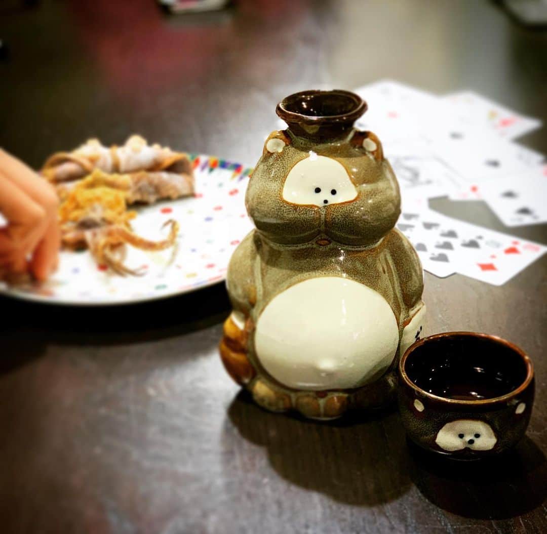 YOICHIのインスタグラム：「#熱燗 #ぽんぽこ  #とっくり  #日本酒  #酒 #たまたま」