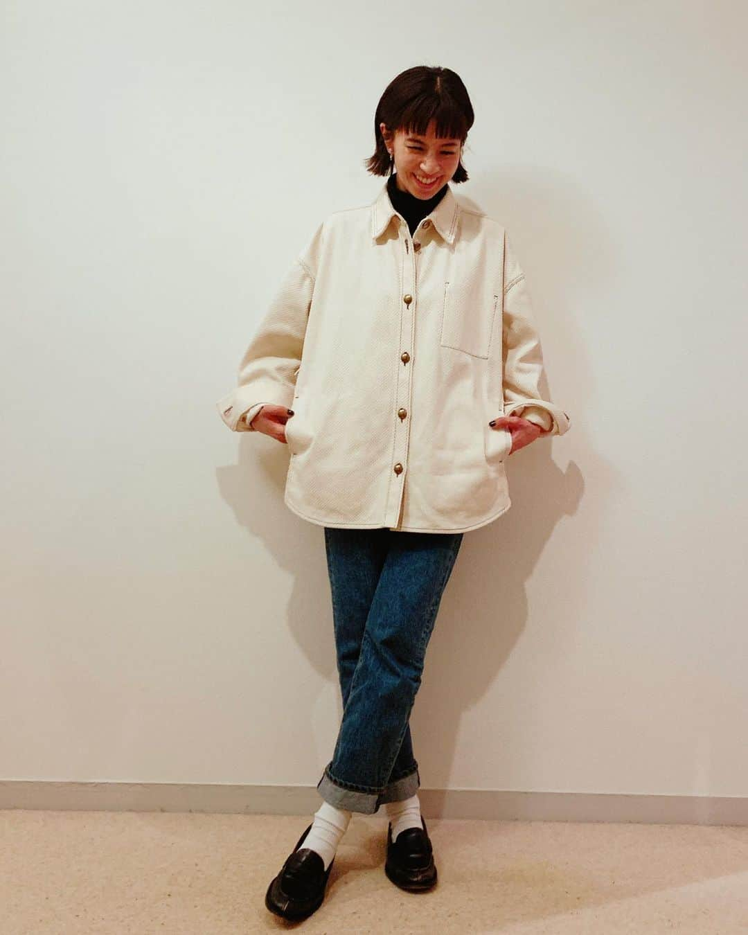 安田美沙子さんのインスタグラム写真 - (安田美沙子Instagram)「今日の私服✨ ちょっとメンズライクがやっぱり好き。ブレっブレだけど息子の撮ってくれたこの写真も、なんか好き。 寝かしつけで寝ちゃったから、むくって起きて、炊き込みごはんを仕込んでビールを一杯🍺キッチンドランカーしてます😏 . . . 仕込んだから、朝は楽だぜ🥱 . . . #ootd #私服　#ローファー #靴下　#ユニクロ　#ニットも #メンズライク　#白ビール #仕込み　#お弁当　#深夜のかあちゃん」1月19日 1時32分 - yasuda_misako