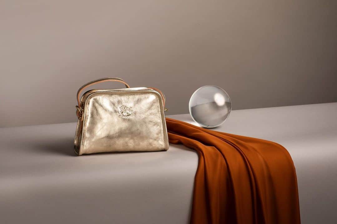 イルビゾンテのインスタグラム：「Already missing the Holiday atmosphere? Pamper yourself with a special gift that will add a touch of light to your daily routine! #ilbisonte #madeinitaly #leatherbag #sustainability」
