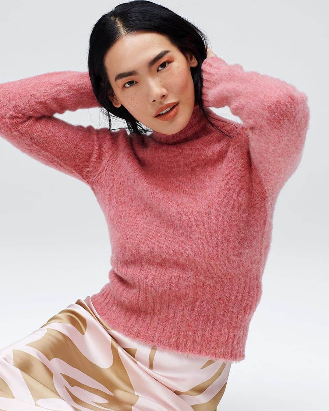 The Outnetのインスタグラム：「Blue Monday who? Fight off those winter blues with @VictoriaBeckham's bubblegum pink jumper 💗  Shop all your favorite Instagram looks, just visit the link in bio」