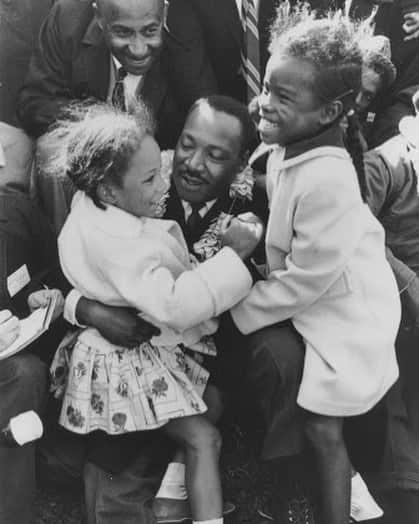 オリビア・カルポさんのインスタグラム写真 - (オリビア・カルポInstagram)「Today on Martin Luther King Jr day, I am paying respect to the visionary who helped teach us about equality, courage, justice, truth, and compassion. In my stories I put together some of my favorite MLK quotes and a swipe up to donate so we can continue to be the change we wish to see. Thank you for the invaluable wisdom and humility you continue to incite in us all 🙏」1月19日 1時44分 - oliviaculpo