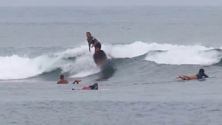 ティファニー・ヨハのインスタグラム：「Surf report this week was fraaands to double overhead fraaands 😂❤️」