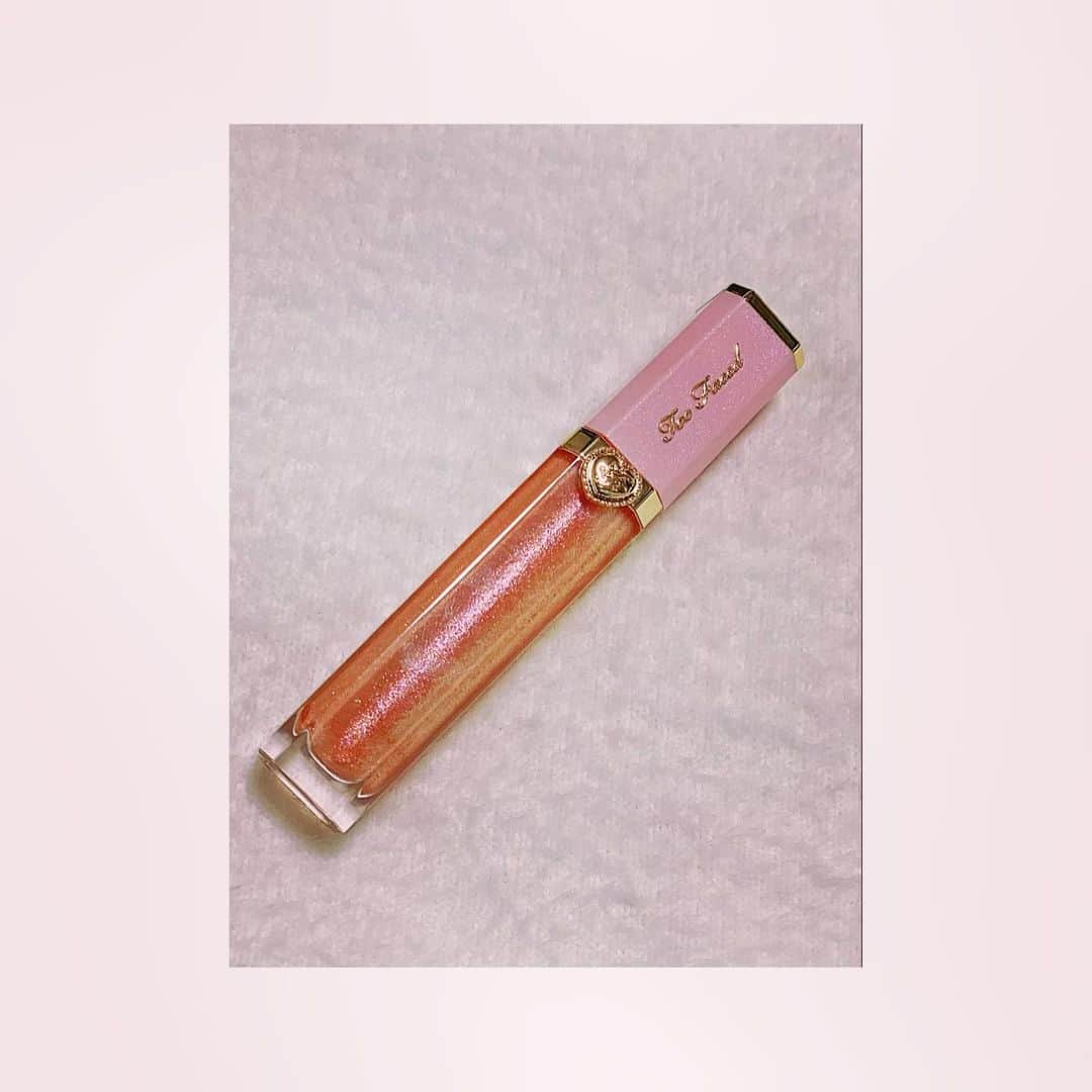 福島ゆかのインスタグラム：「：Too Faced  このグロスすっっっごくラメが綺麗だから、ステージで一番映えると思われる…✨  #toofaced  #toofacedcosmetics  #toofacedmakeup  #グロス #クロス選び  #ラメ #キラキラ #ピンク  #サンセット #サンセットクラッシュ #メイク #メイク道具 #コスメ #コスメマニア」