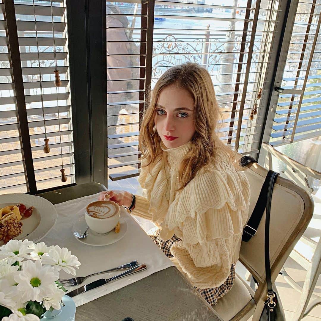 ダリア・イオノワのインスタグラム：「белая чашка- кофе обитель, пей своё утро, города житель  ☕️」