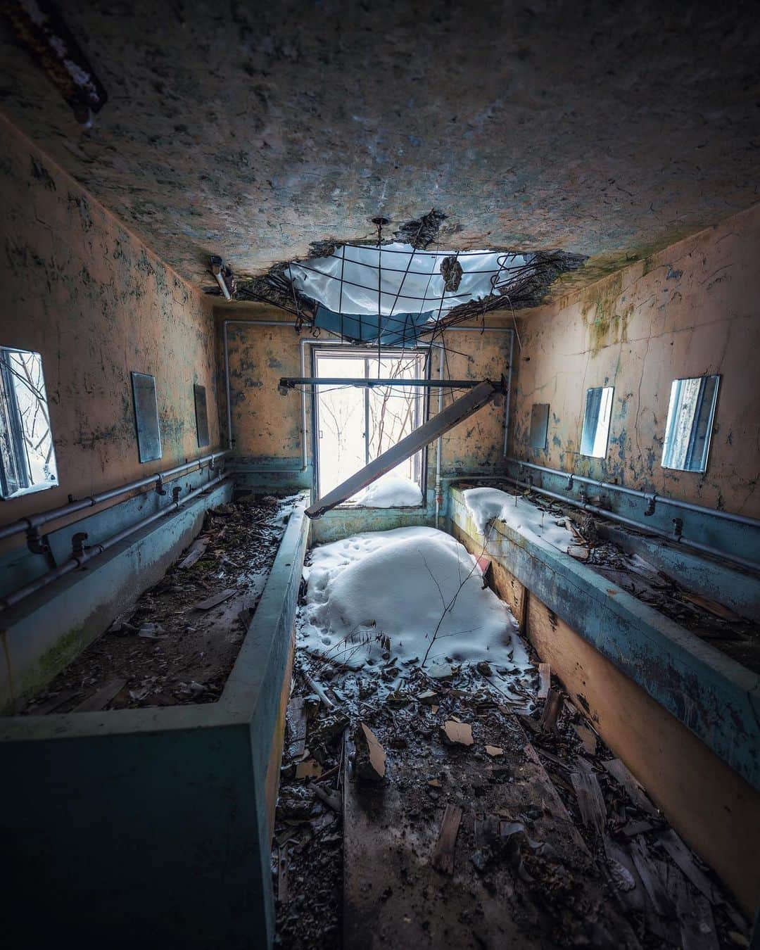 啝 （わ）のインスタグラム：「lonely gravity 𓆲 𓆲 𓆲 #abandonedafterdark #urbex_supreme #desertedplaces #abandon_seekers_ #urbex_regards #welcometwoneverland #kings_abandoned #abandonedcentral #the_urbex_institute #renegade_abandoned #rsa_preciousjunk #glitz_n_grime #gotrespassing #savethedecay #bandorebelz #abandoned_addiction #abandoned #urbex #global_urbex #urbex_utopia #abandonig #allabandoned #urbex_kings #sombrexplore #grime_lords #urbxtreme #all_is_abandoned #discarded_butnot_forgotten #廃墟 #made_in_decay」