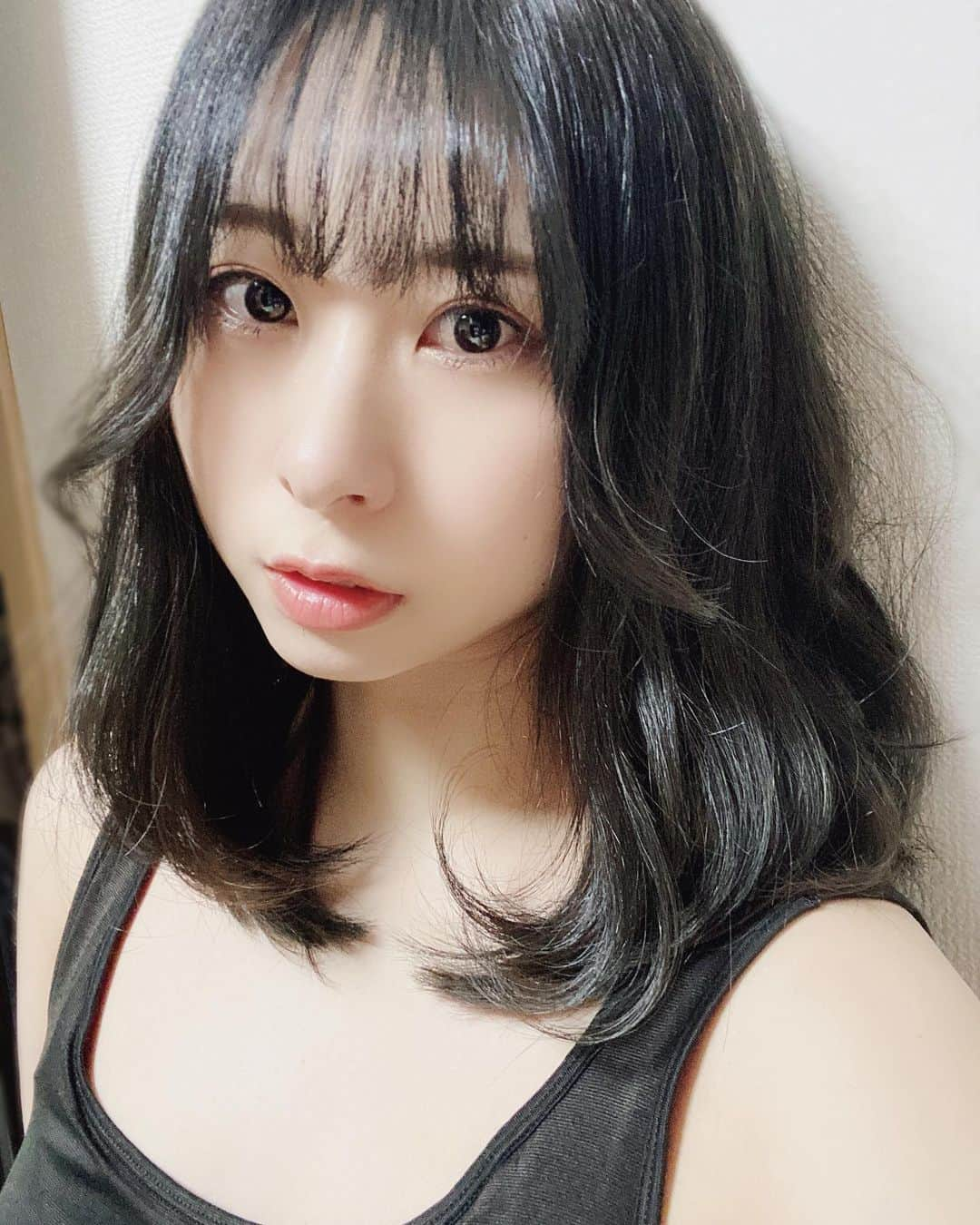 河原まゆのインスタグラム：「髪を久しぶりに短くしました色も暗め！どうかなー」