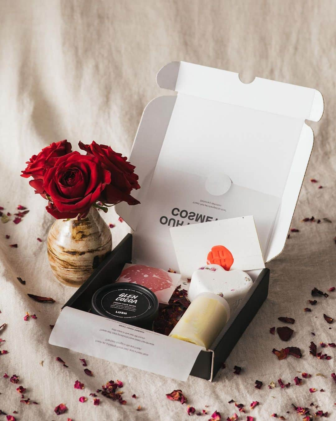 ラッシュさんのインスタグラム写真 - (ラッシュInstagram)「Freshen up your skin care with our brand new Lush subscription box. Cosmetics made from fresh fruit, veg and herbs bursting with nutrients ready for you to dive straight in.   Beautifully packaged to fit through your letterbox, and sent to you the day they are made!  Looking for handmade beauty treats which will bring you joy, and feed your skin? Sign up to our freshest cosmetics subscription box now. (link in bio)  #FresherThanYou #FreshIsBest #GetRefreshed #SelfCare #LushCommunity #BeautySubscriptionBox #Lush #FreshMatters #MeTime #FeedYourSkin #FreshHandmadeCosmetics」1月19日 2時00分 - lush