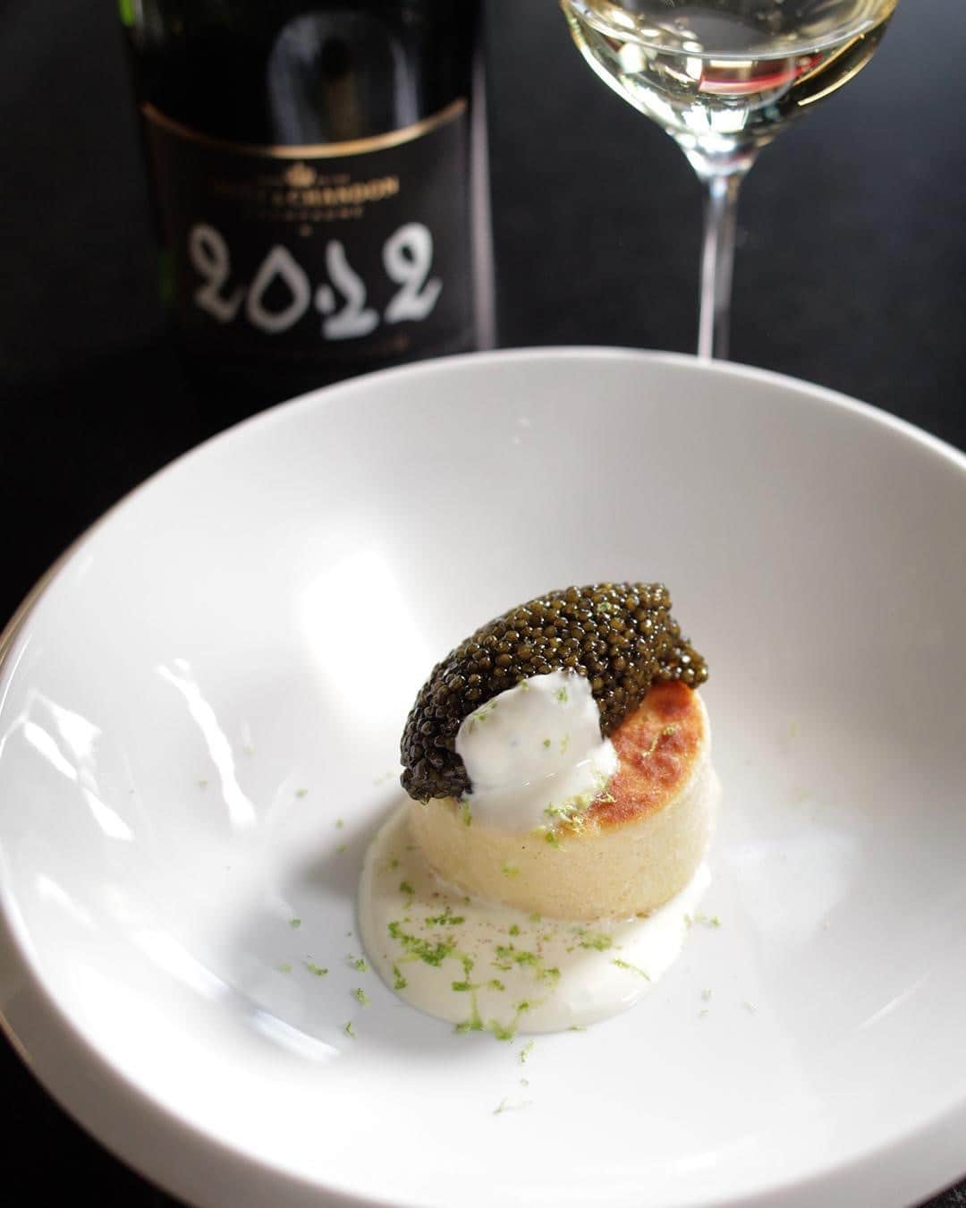 Moët & Chandon Officialさんのインスタグラム写真 - (Moët & Chandon OfficialInstagram)「A RUSSIAN TWIST Not every sophisticated dish has to be complicated, and this blini & caviar combination is no exception. To create it yourself, you’ll need: 290g wheat flour 3 tsp baking powder 1/4 tsp baking soda 1.5 tsp salt 440mL milk 1 egg 60g butter Caviar Cream Lime 1 egg yolk marinated in salt for 1 hour Find all the steps of this savory recipe in our Instagram Story- and don’t forget the glass of Grand Vintage 2012 to accompany it!   #MoetChandon #ThePerfectMatch  This material is not intended to be viewed by persons under the legal alcohol drinking age or in countries with restrictions on advertising on alcoholic beverages. ENJOY MOËT RESPONSIBLY」1月19日 2時00分 - moetchandon