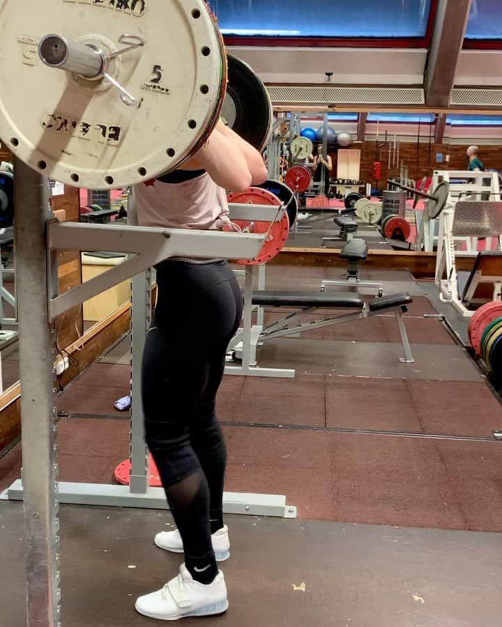 マチルドU・クラマーのインスタグラム：「Awesome morning session with a lot of new set-PB’s! I’m ready to kick of my indoor season this weekend in Odense💥  🎥 @simonechristensen210 😎  Vi er alle enige om at corona er noget frygtelig noget! Hvis man skal se det positive i det hele - og det forsøger jeg for det meste på at gøre (selvom det kan være svært) - så har det, for mig, også ført noget godt med sig.   Jeg er blevet hevet ud af mine faste rutiner. Jeg har aldrig rigtig brugt faciliteterne ude i Brøndby, men med Lock-Down osv. har det klart været den letteste løsning. En løsning jeg ikke var særlig stor fan af i starten, da jeg normalt kun har 300m til styrketræning.   Men nej hvor er jeg vild med det nu! Det er mere eller mindre det samme faste slæng af awesome top-atleter (og fysiske trænere!) jeg har fornøjelsen af at træne med flere gange om ugen. Det er enormt motiverende og jeg synes det er utrolig fedt, hvor meget vi kan sparre, presse og støtte hinanden - også på tværs af sportsgrene.   Når alt kommer til alt har vi jo alle det samme mål - at nå længst mulig inden for vores sport🇩🇰   Det er ihverfald en ting der ikke skal ændres på, når vi engang er ude på den anden side 🔥  Har corona gjort noget godt for dig?」
