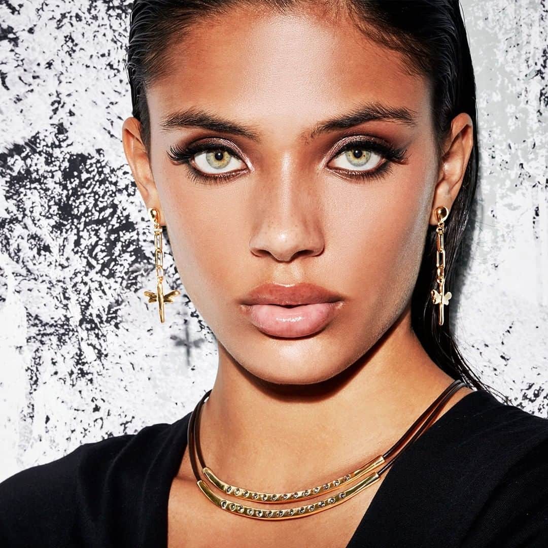のインスタグラム：「Te presentamos tus nuevos favoritos: Los pendientes ‘Take-Me‘ y el collar ‘Balance‘ 🤩#ColecciónFreedom #UNOde50   We introduce you to your new faves: The ‘Take-Me‘ earrings and the ‘Balance‘ necklace 🤩#FreedomCollection #UNOde50」