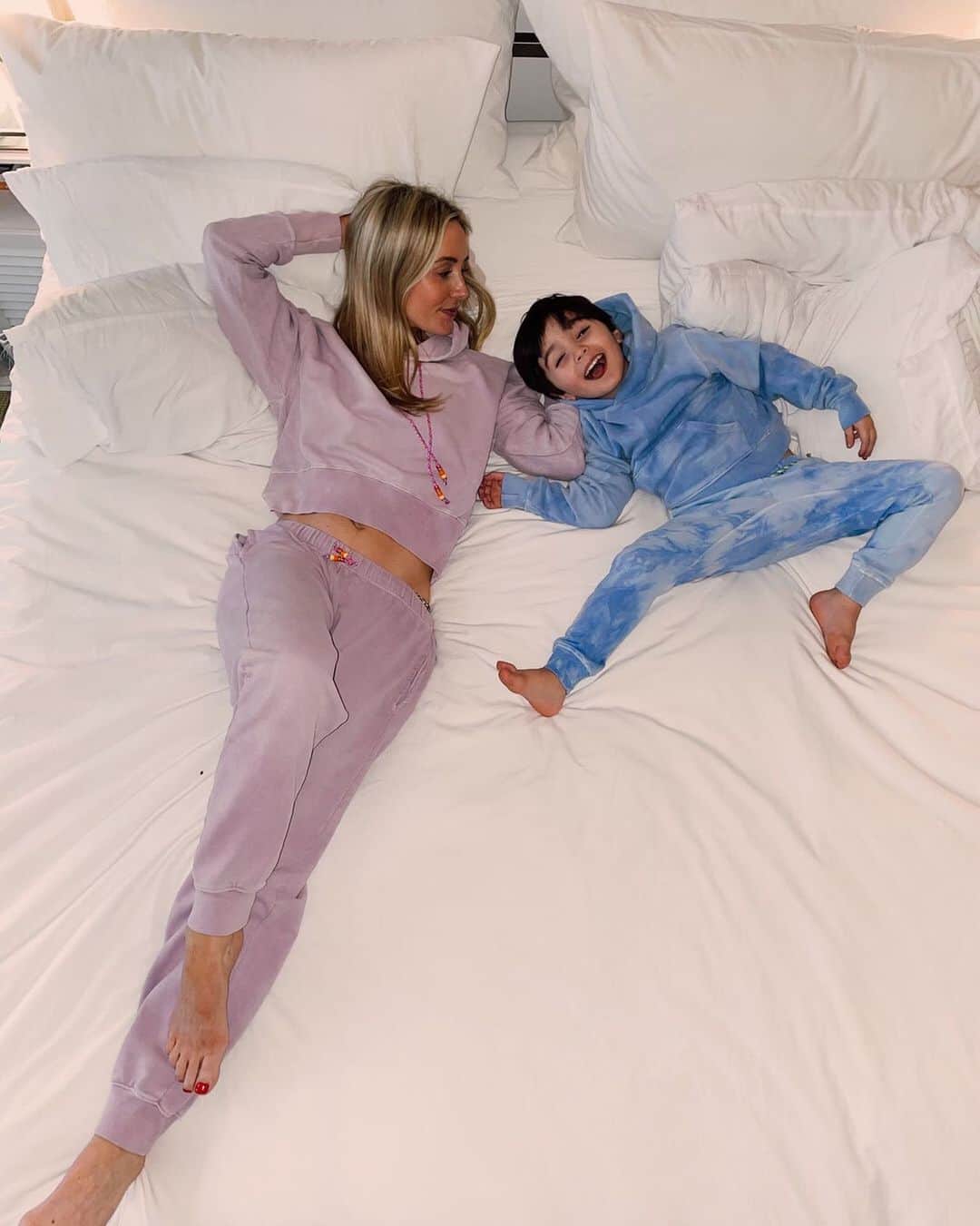 ダニジョーのインスタグラム：「Mommy & Me 💕 @ckcaitlinkelly and her son Dari staying cozy in our sweat sets 〰️」
