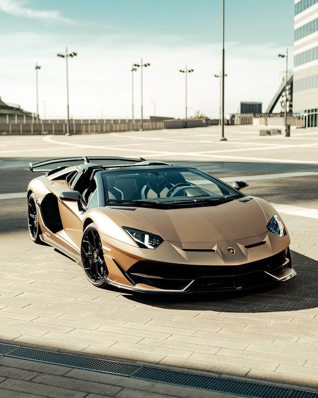 ランボルギーニのインスタグラム：「Finding a meeting point between the city’s energy and the sky’s vastness. It’s called excitement, but we love to call it Aventador SVJ Roadster. Captured by @philipprupprecht   #Lamborghini #AventadorSVJRoadster」
