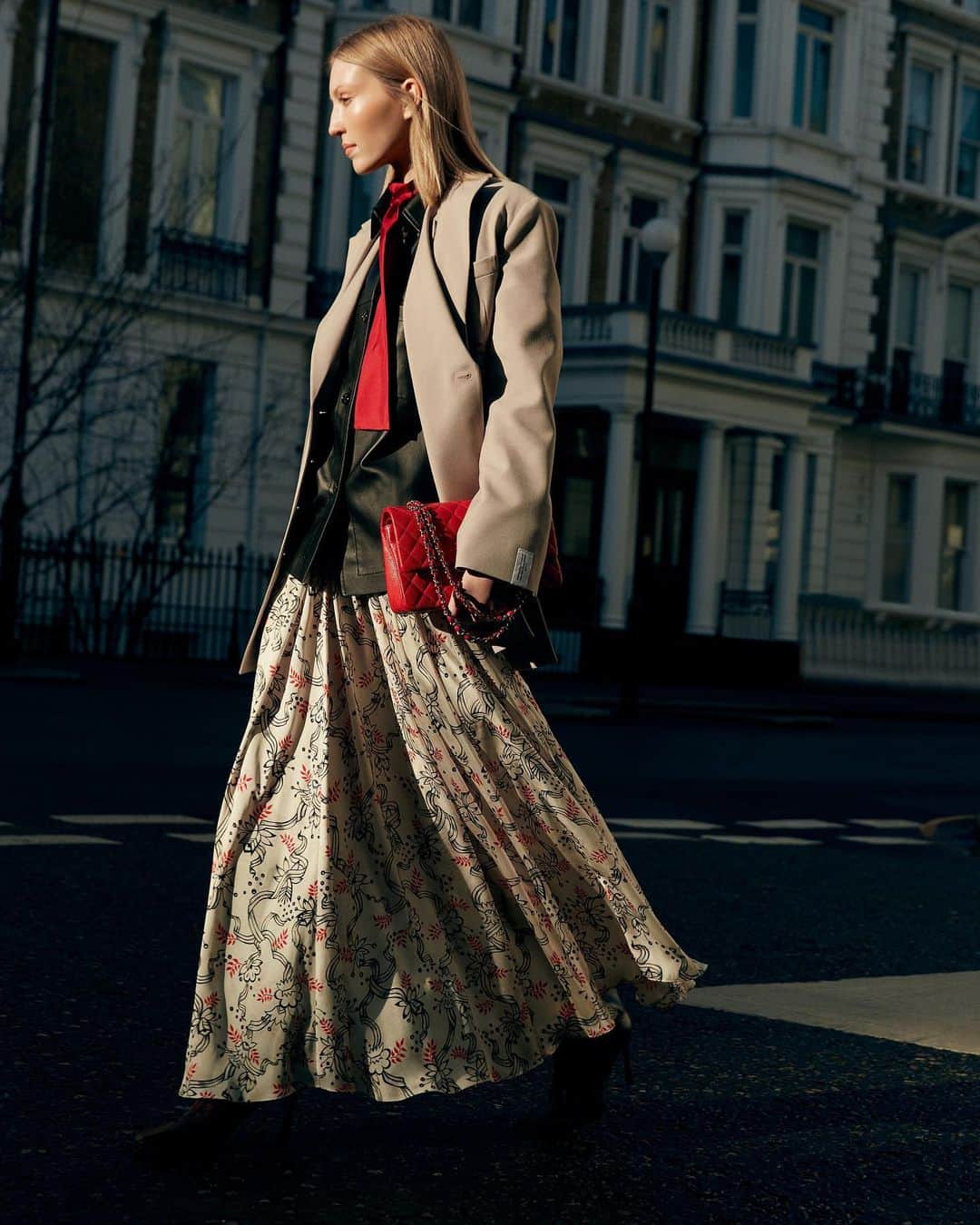 のインスタグラム：「Behind every stylish woman, there are several chic layers.  #Harrods #HarrodsFashion  Our stores are closed – but you can still shop remotely through our Personal Shopping service, and online at harrods.com. Plus, enjoy 10% off with Harrods Rewards now. Join online for free today!」