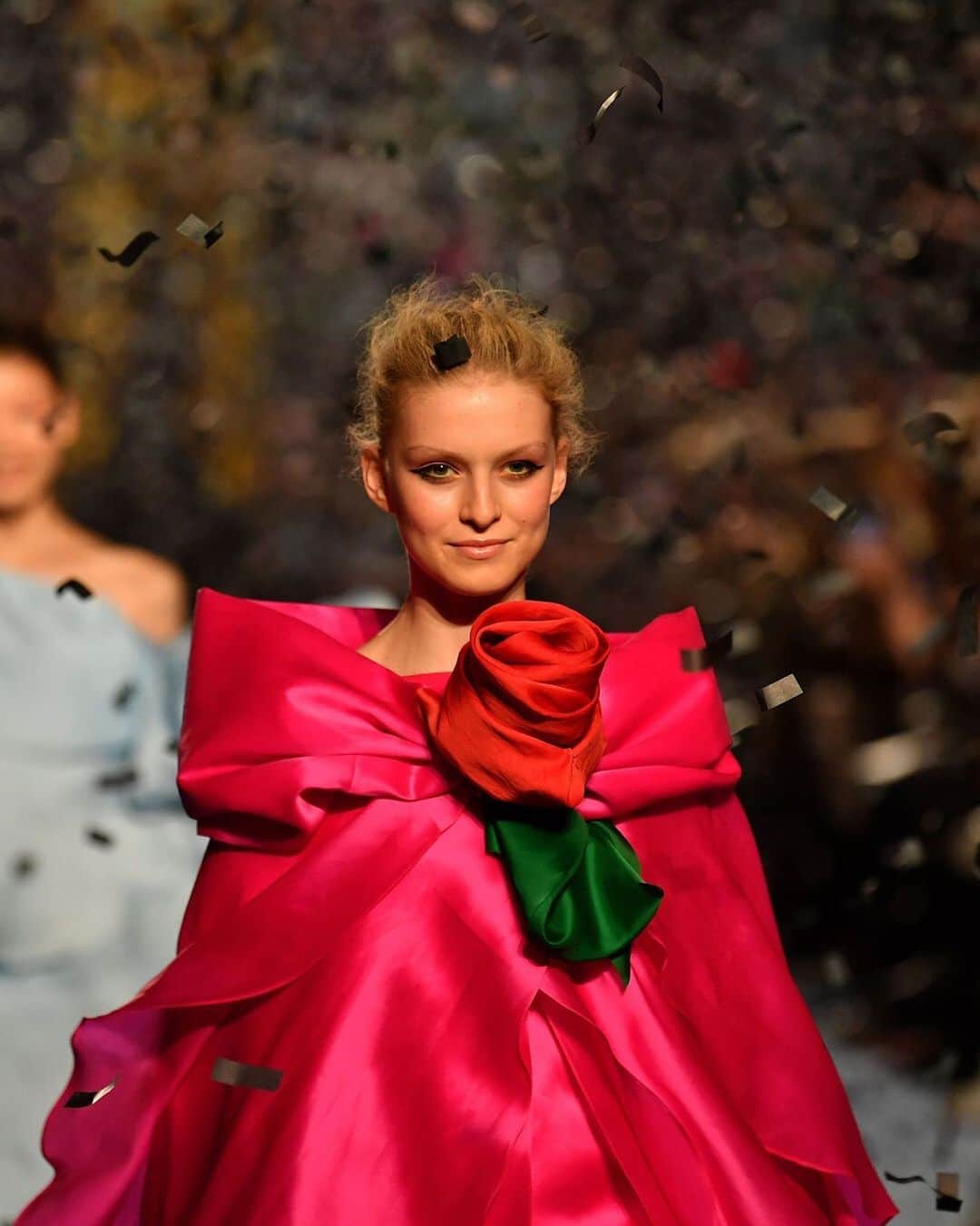 Fashion Weekのインスタグラム：「Will you accept this rose? 🌹 On the runway at @richardquinn's Winter 2020 runway at #LFW. Photo by @gettyimages.」