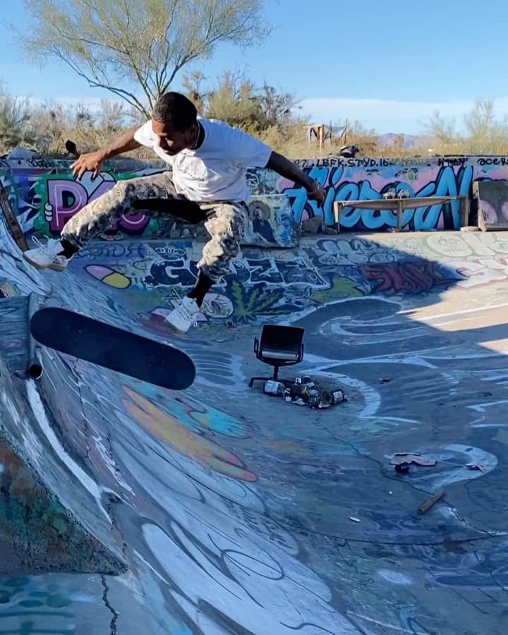 マニー・サンティアゴのインスタグラム：「SLAB CITY 📍 One of the LAST free places in AMERICA. 📹: @christiana.means  @cesar_vi」