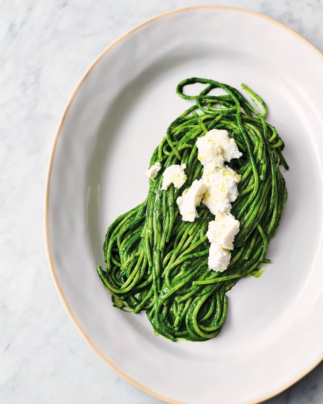 ジェイミー・オリヴァーさんのインスタグラム写真 - (ジェイミー・オリヴァーInstagram)「A minimal fuss dinner right here! My #QuickAndEasyFood Super Green Spaghetti. All you need is FIVE ingredients...   👉 Spaghetti 👉Garlic 👉Cavolo Nero 👉Parmesan Cheese 👉Ricotta Cheese  I loved seeing the cook-up pics, and kids with geen sauce faces when we first shared this recipe awhile back - so hoping to see more! P50 in the book or link in my bio!」1月19日 2時12分 - jamieoliver