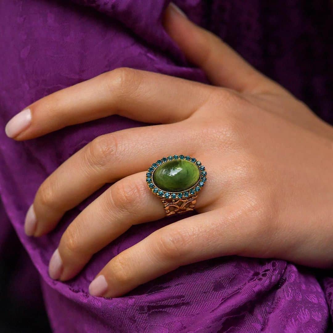 のインスタグラム：「✶ Inspiration Baroque Notre envoûtante bague Taormina en métal doré à l’or fin et sublimée par des strass de couleur turquoise, vous attend sur l’e-shop. . Existe aussi en noir . #satelliteparis #baroque #bienvenueailleurssatellite #boutiquessatellite #jewelry #bijouxethniques」