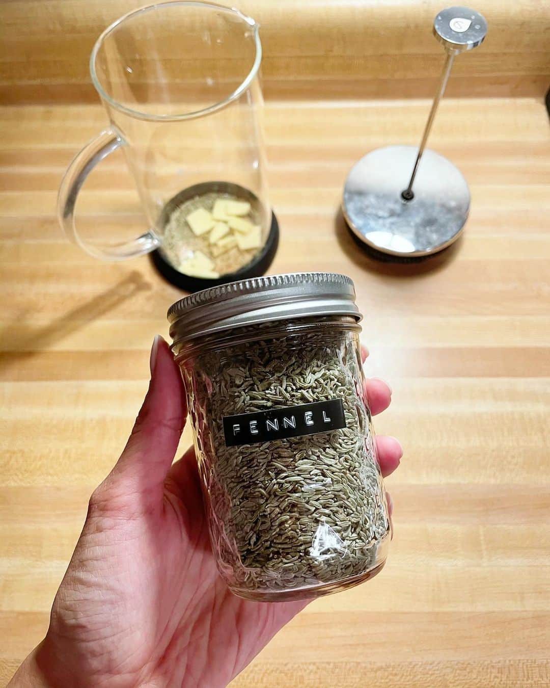 金原杏奈のインスタグラム：「Herb medicines @kitchenpharmacy  ・ 食べ過ぎたあと、消化サポートに フェンネル＋ジンジャーティー🍵 フェンネルってお茶の方が飲みやすい。 ・ #あーゆるライフ」