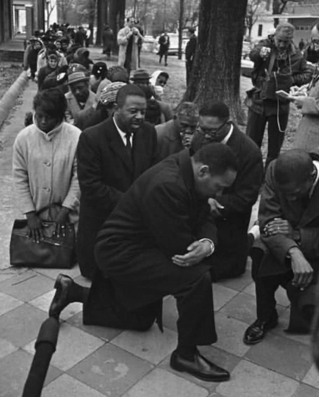 ヤング・ジージーさんのインスタグラム写真 - (ヤング・ジージーInstagram)「MLK DAY ✊🏽 An individual has not started living until he can rise above the narrow confines of his individualistic concerns to the broader concerns of all humanity.」1月19日 2時17分 - jeezy