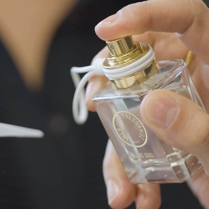 イネスドゥラフレサンジュのインスタグラム：「Parfums Signature Blanc Chic, Or Choc, une dualité complémentaire. « Je voulais des mots qui s’opposent phonétiquement, qui s’entrechoquent mais se répondent aussi. Souvent quand je voyage, on me parle de la parisienne. Paris est associé au chic et la première fois que l’on y vient, on a un choc." Ines de la Fressange @inesdelafressangeofficial   Livraison en France uniquement Shipping in France only  www.inesdelafressange.fr  #inesdelafressangeparis #inesdelafressange #parfum」