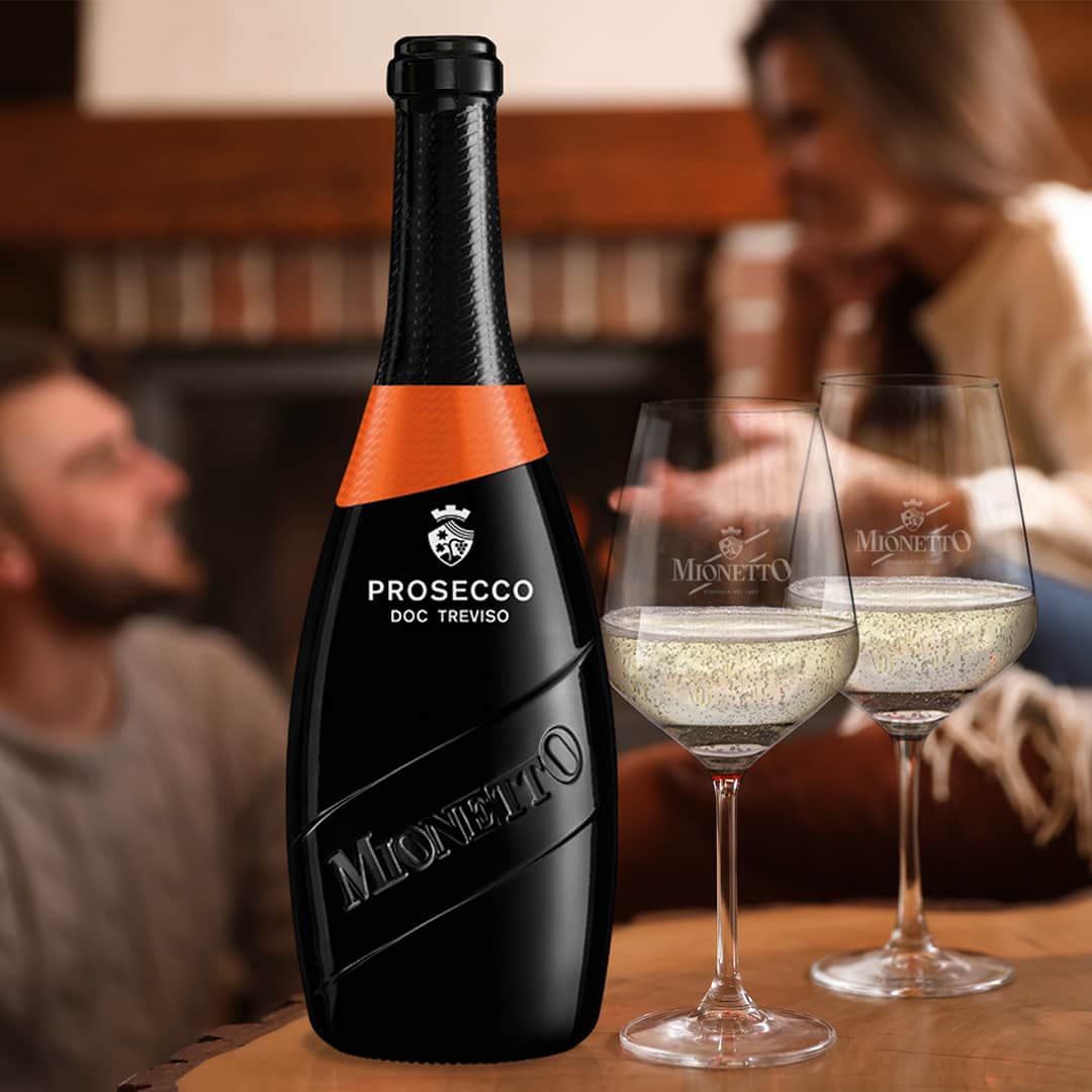 Mionetto Proseccoのインスタグラム：「Uno spumante versatile, che ti accompagna dall’aperitivo fino alla pasticceria moderatamente dolce.⁣ ⁣ Acquista Prosecco DOC Treviso Extra Dry - Luxury Collection - sul nuovo e-shop Mionetto e ricevila direttamente a casa 👉Link in BIO 🍾⁣ #mionettoprosecco #mionettoinsieme #mionettoeshop⁣ ⁣ Bevi Mionetto responsabilmente」