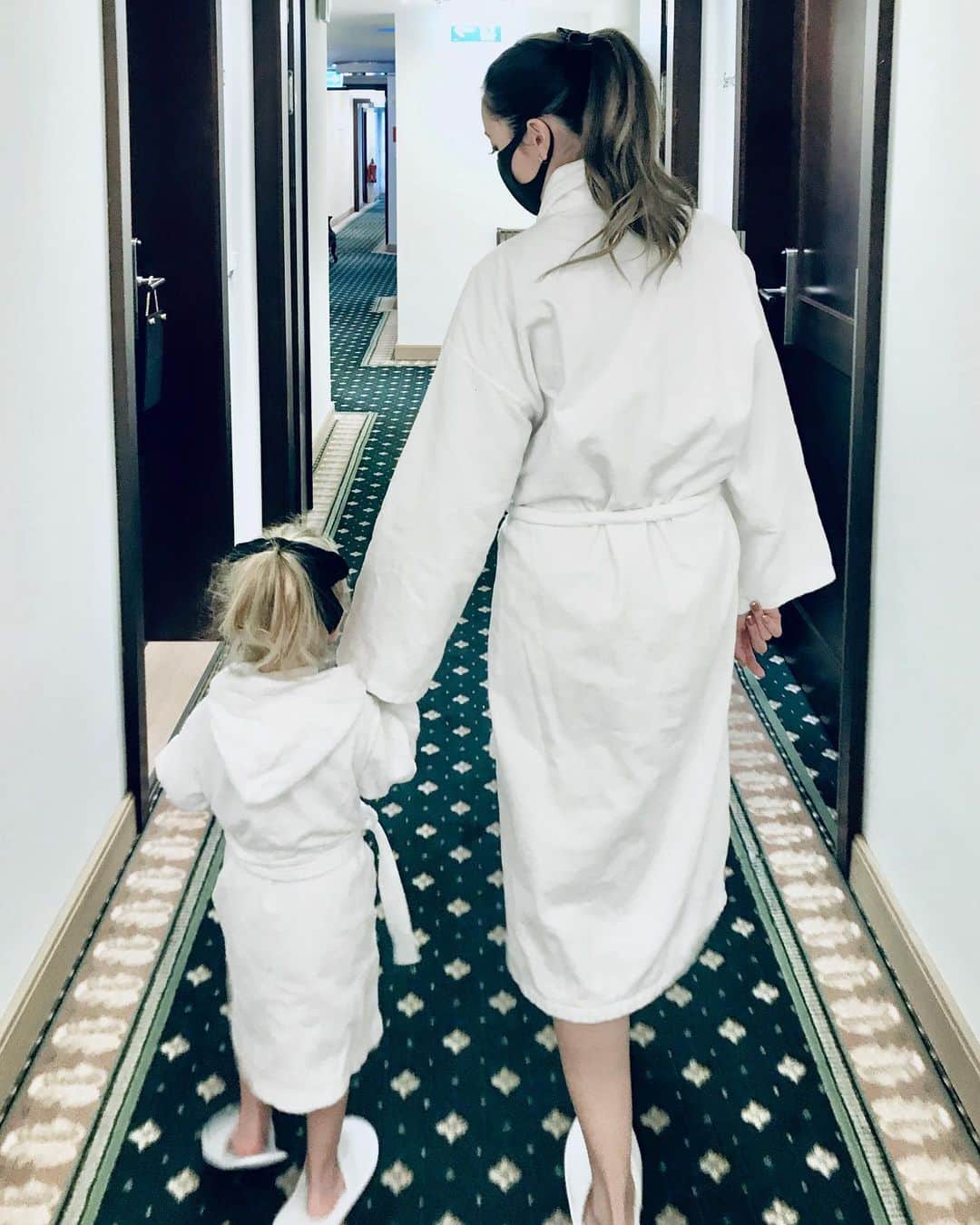 のインスタグラム：「In the last 3 months, we’ve had to move 8 times 😲 on three different continents. Asia, Europe and South America. I’m so proud of my little kitty who has been such a trooper. Gives me joy to think that she may grow up to be truly global.」