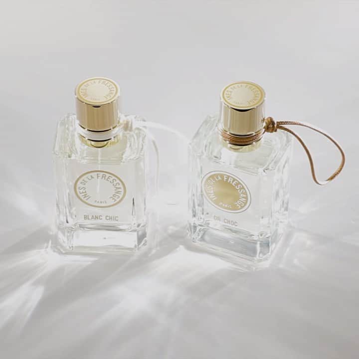 イネスドゥラフレサンジュのインスタグラム：「Parfums Signature Blanc Chic, Or Choc une dualité complémentaire. Le geste de la Parisienne : des parfums à porter séparément ou à superposer.  Livraison en France uniquement Shipping in France only  www.inesdelafressange.fr  #inesdelafressangeparis #inesdelafressange #parfum」