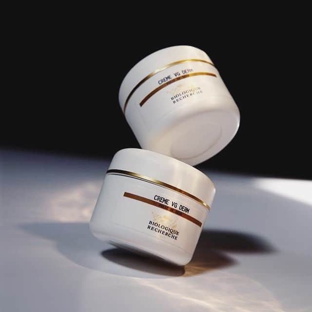 Biologique Recherche USAさんのインスタグラム写真 - (Biologique Recherche USAInstagram)「With colder weather, our pores get tighter and we create less sebum which means less lipids, resulting in a thinner hydrolipidic film. It is essential to rebuild our lipid levels to keep our skin hydrated.  Formulated to soothe and comfort dry, dehydrated and/or sensitive Skin Instants, our Crème VG Derm alleviates feelings of tightness and provides intense and lasting hydration.  Enveloped in hydrating milk peptides, polyunsaturated fatty acids and yeast extract, this essential cream is a true comforting veil for your skin.  Crème VG-Derm immediately comforts, soothes and relieves tightness, leaving your skin revitalized, nourished, comforted and repaired.  #biologiquerecherche #passion #expert #beauty #skin #skincare #facecare #followyourskininstant #buildingbetterskin #skininstant #cremevgderm #soothing #hydrating #nourishing #sensitiveskincare #dehydratedskin #winter #winteressentials」1月19日 2時40分 - biologique_recherche_usa
