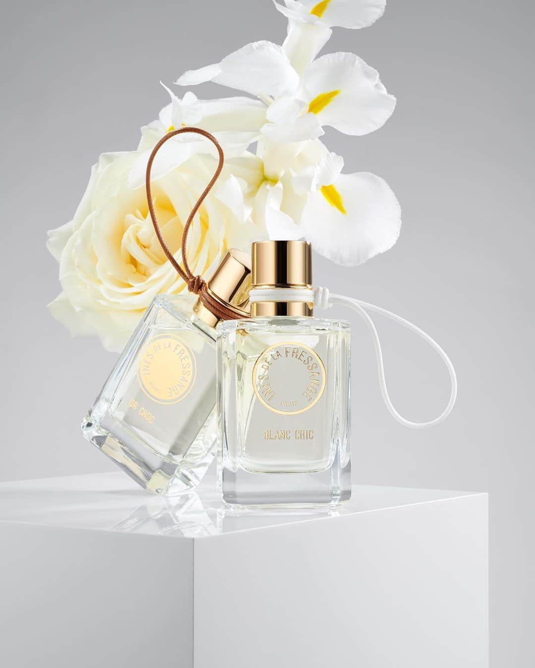 イネスドゥラフレサンジュのインスタグラム：「Parfums Signature Blanc Chic, Or Choc, une dualité complémentaire. « Je voulais des mots qui s’opposent phonétiquement, qui s’entrechoquent mais se répondent aussi. Souvent quand je voyage, on me parle de la parisienne. Paris est associé au chic et la première fois que l’on y vient, on a un choc." Ines de la Fressange @inesdelafressangeofficial   Livraison en France uniquement Shipping in France only  www.inesdelafressange.fr  #inesdelafressangeparis #inesdelafressange #parfum」