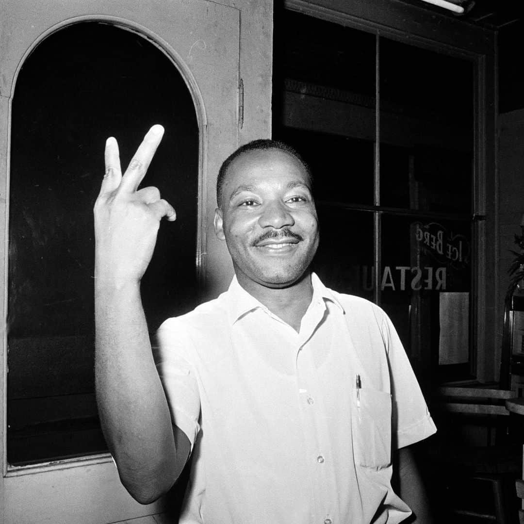 ジャスティン・ティンバーレイクのインスタグラム：「Celebrating the legacy of Dr. Martin Luther King, Jr. today — and thinking about the message he would have for this country right now, as we countdown to a new administration.  While he spoke about peace and progress - he also talked about responsibility, allyship... and beyond that, real partnership. “Constructive social change will bring certain tranquility: evasions will merely encourage turmoil. [The Black community] holds only one key to the double lock of peaceful change. The other is in the hands of the white community.”   We all need to do our part to continue working towards the change that #MLK fought for and was killed for. Because, as he said... there is no other answer.」