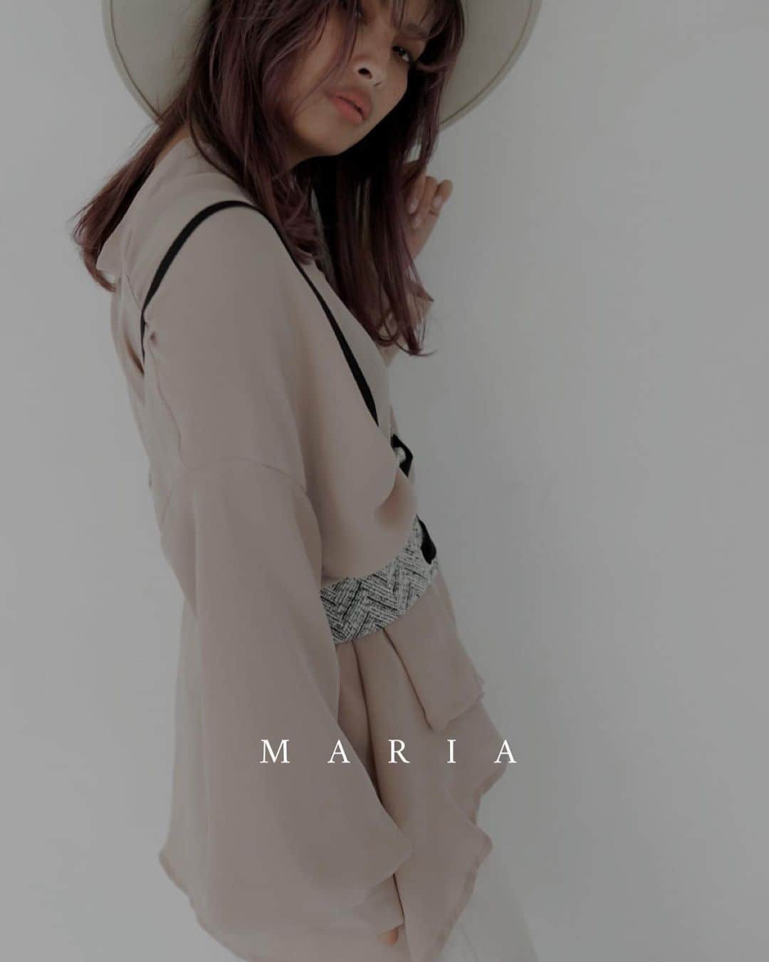 のインスタグラム：「・ ・ shirt… @mariafashiongram / @mariaohba  新作のオリジナルが可愛すぎる。 ・ ・ #code#fashion#outfit#ファッション#コーデ#カジュアルコーデ#シンプルコーデ#海外ファッション#mikistyle #いつコ #コーデ#春服#春コーデ #outer#allblack#mine#wear#SS##sunglasses#coordinate#ootd4nylonjp#ワンピース#ロングシャツ」