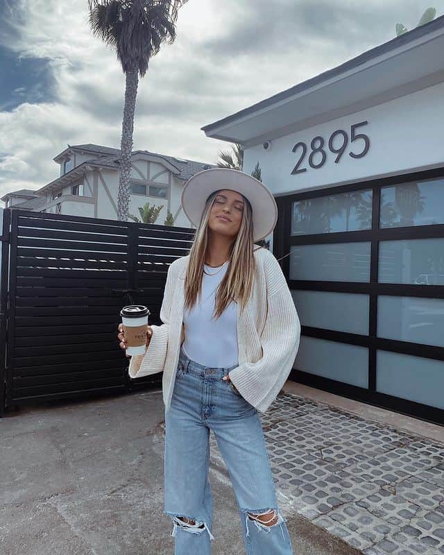 ゲスのインスタグラム：「west coast winter 🤍 @amberharrelsonn in the Luiza Wrap Cardigan #LoveGUESS」
