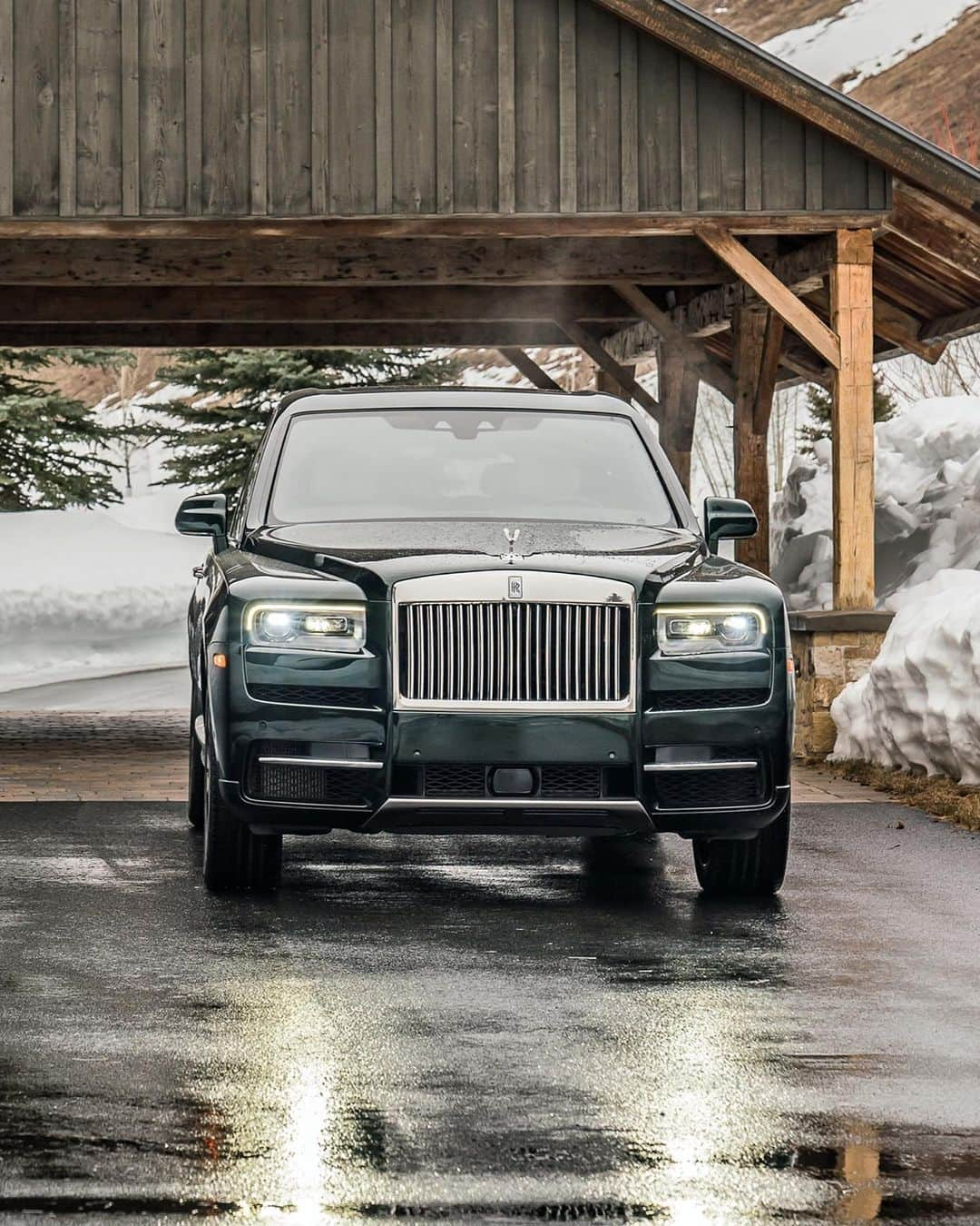 ロールス・ロイスさんのインスタグラム写真 - (ロールス・ロイスInstagram)「Cullinan is an all-terrain, all-season SUV. Drivers journey in confidence, knowing that Cullinan’s limitless performance capability underpins every excursion.   Within Cullinan’s generous cabin, passengers are safe, secure, and supremely comfortable.  Discover #RollsRoyceCullinan; link in bio.   #GoAnywhereEffortlessly  — NEDCcorr (combined) CO2 emission: 330-328 g/km; Fuel consumption: 19.5 mpg / 14.5 l/100km; WLTP (combined) CO2 emission: 361-344 g/km; Fuel consumption: 17.8-18.6 mpg / 15.9-15.2 l/100km」1月19日 2時41分 - rollsroycecars