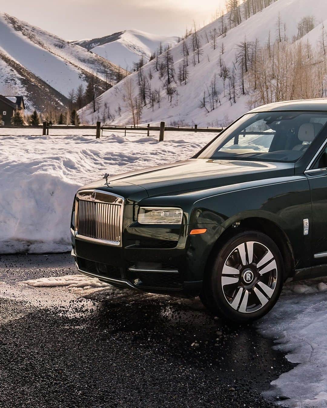 ロールス・ロイスのインスタグラム：「Cullinan is an all-terrain, all-season SUV. Drivers journey in confidence, knowing that Cullinan’s limitless performance capability underpins every excursion.   Within Cullinan’s generous cabin, passengers are safe, secure, and supremely comfortable.  Discover #RollsRoyceCullinan; link in bio.   #GoAnywhereEffortlessly  — NEDCcorr (combined) CO2 emission: 330-328 g/km; Fuel consumption: 19.5 mpg / 14.5 l/100km; WLTP (combined) CO2 emission: 361-344 g/km; Fuel consumption: 17.8-18.6 mpg / 15.9-15.2 l/100km」