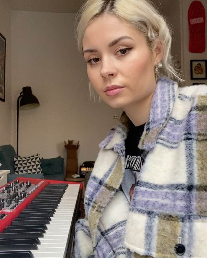 ニーナ・ネスビットのインスタグラム：「have you ever one day realised you’ve completely grown apart from someone you were once really close with? I feel like I’ve experienced a lot of this during my 20s, mainly with friends cause I guess everyone’s figuring out who they are and sometimes your paths don’t always align and people come & go ✨ I realise I’ve kinda made jokey jingles for the past year but I actually have some legit music coming soon hehe p.s I wrote this poem a while ago and today I put it to music. usually I rewrite the whole thing again with better melodies. it’s a process lol.」
