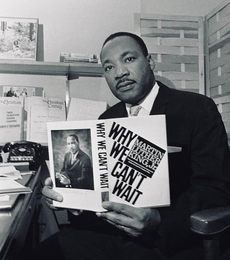 リリー・コリンズさんのインスタグラム写真 - (リリー・コリンズInstagram)「Celebrating Martin Luther King Jr., today. This year, his messages of peace, protest, and progress have come alive in a new generation - and I hope we keep pushing toward what’s right. Love, equality, fairness... it’s all so simple at the heart of it. Let’s not allow ourselves to complicate the message just because politics - and politicians - have done so. #MLK was only 34 when he said he had a dream. A reminder that young people have always ignited change, and will continue to do so...」1月19日 2時44分 - lilyjcollins